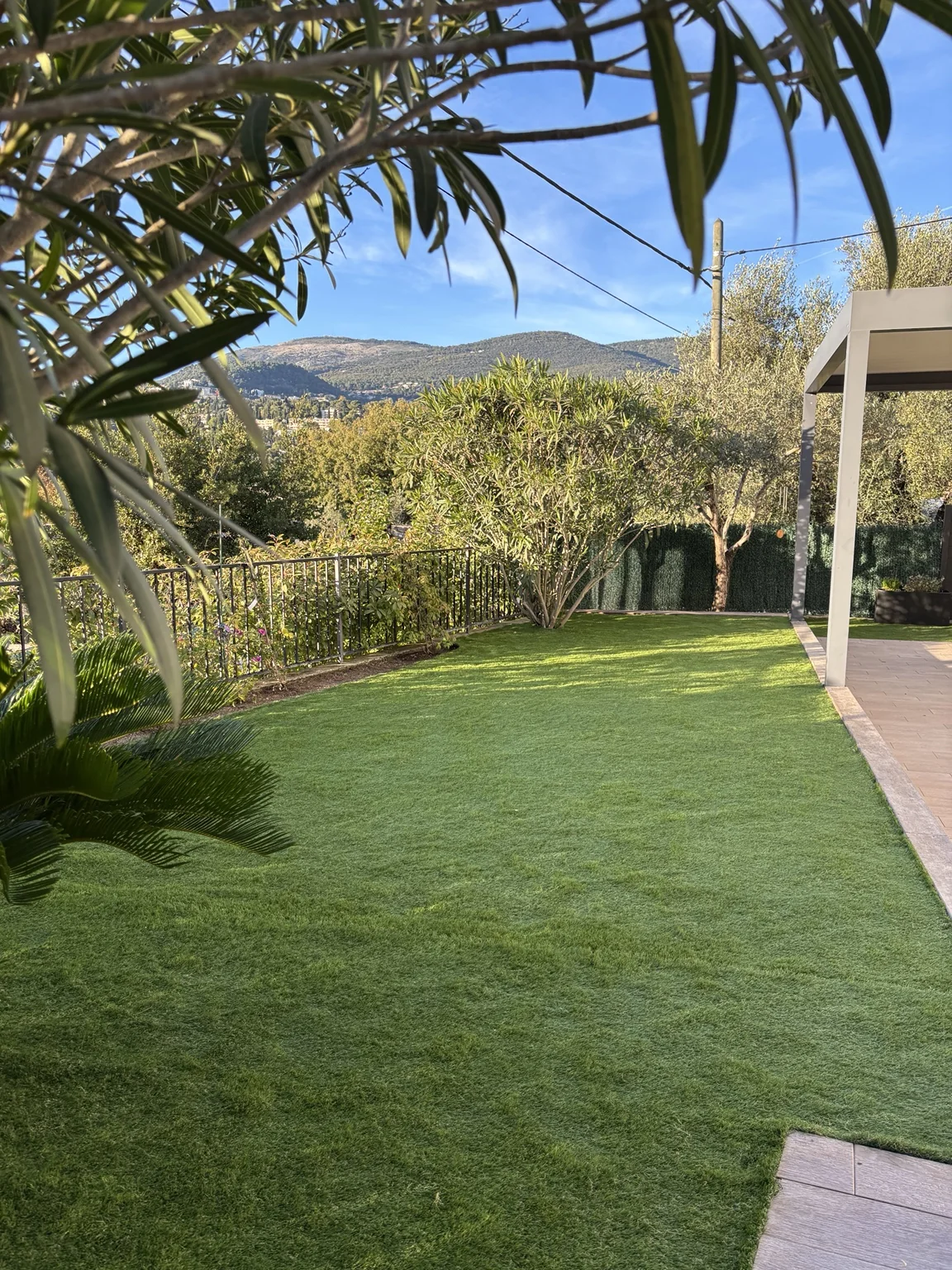 Gazon synthétique autour d’une terrasse