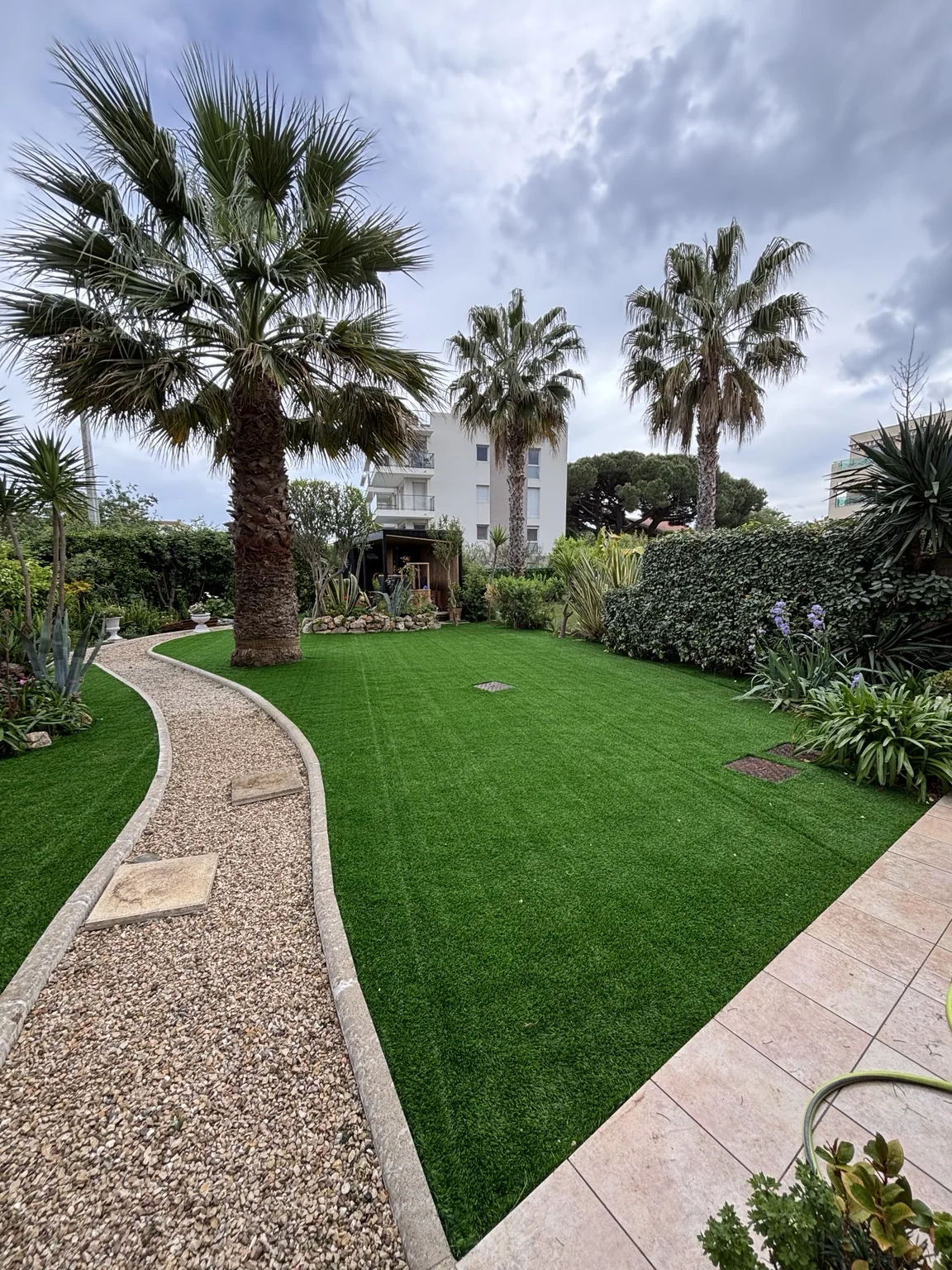 Gazon synthétique posé par BELLETINI dans un jardin paysager